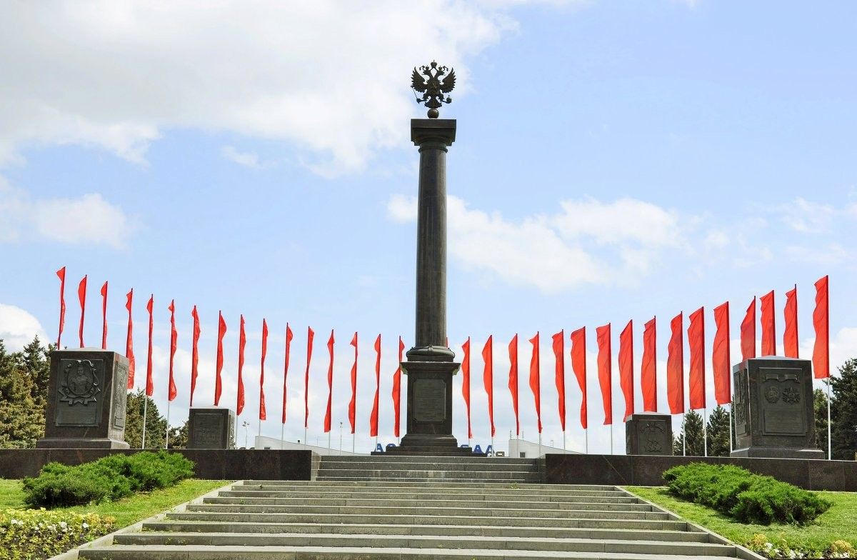 Ростов - город Воинской славы. Мемориал на проспекте Шолохова в честь присвоения городу статуса города Воинской славы.