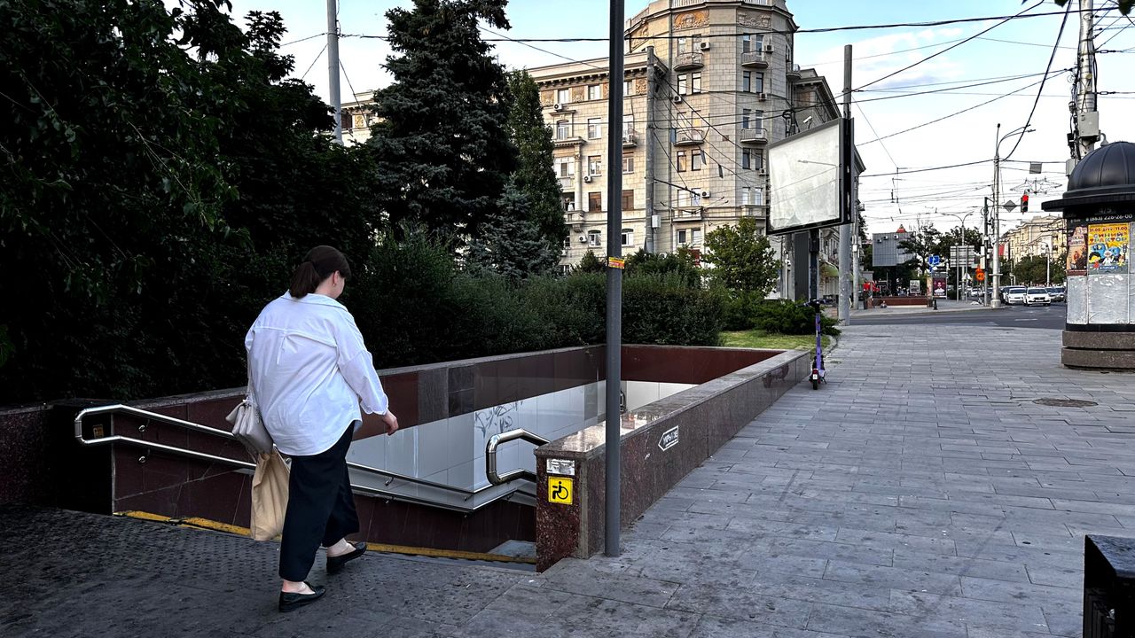 Вход в подземный переход на пересечении ул. Садовая и проспекта Буденновского в Ростове-на-Дону
