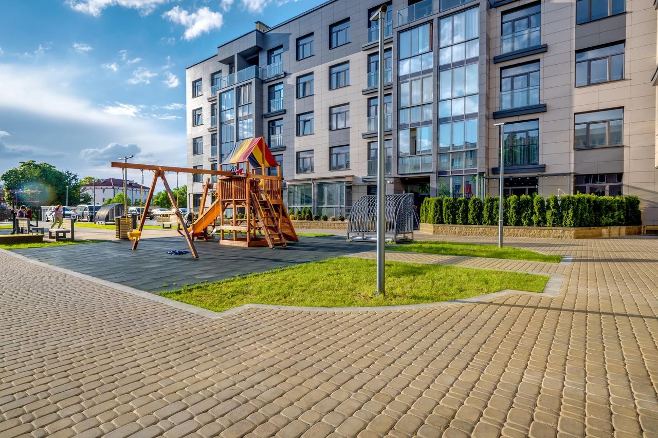 Детская площадка в новостройке средней этажности