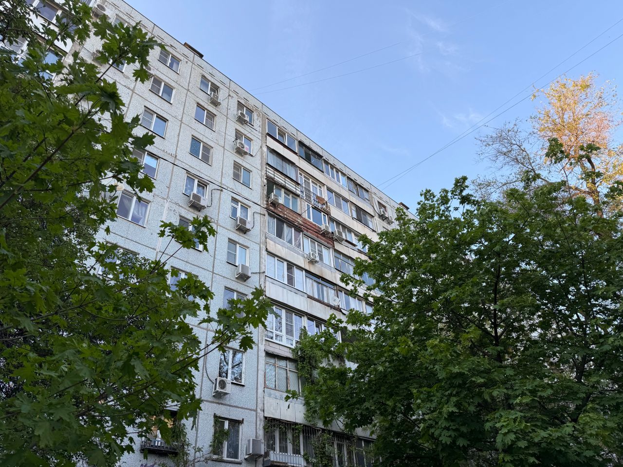 Хрущевка с проблемами фасада, выпадающий кирпич, старые балконы
