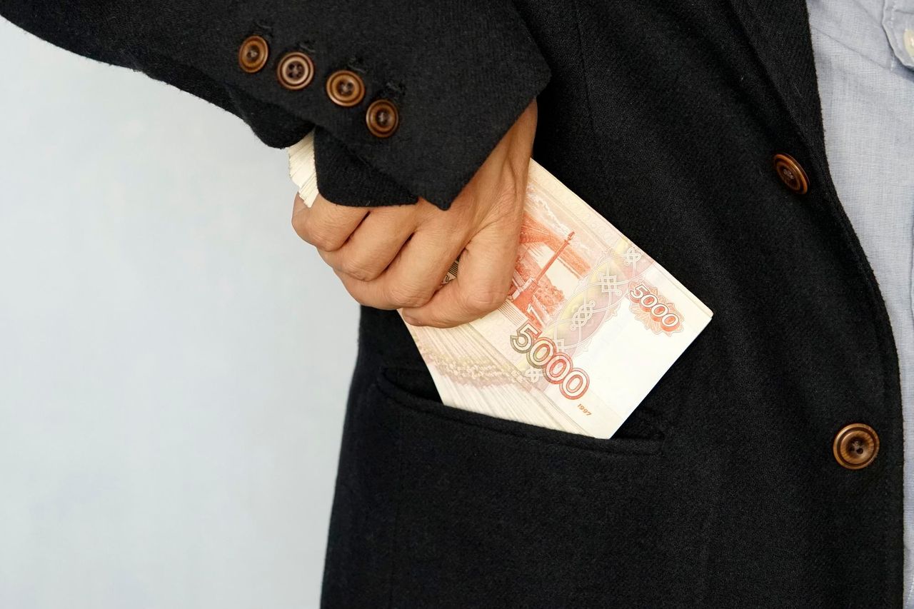 Русские рубли пять тысяч кладет в карман