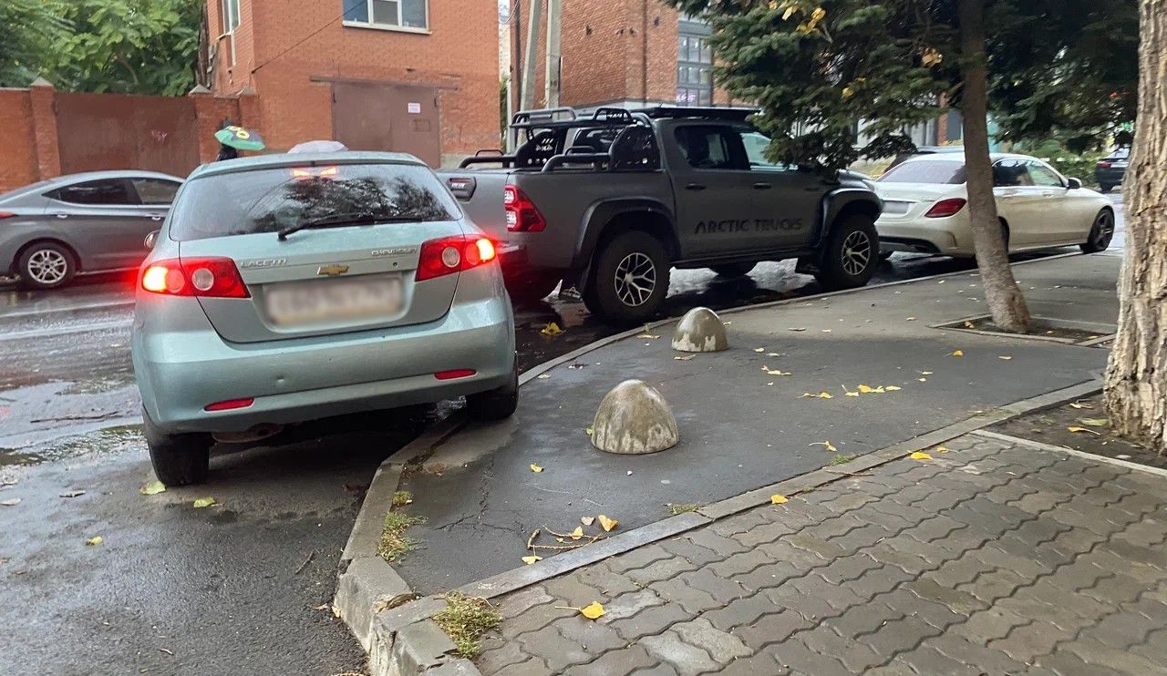 Припаркованный автомобиль на тротуаре