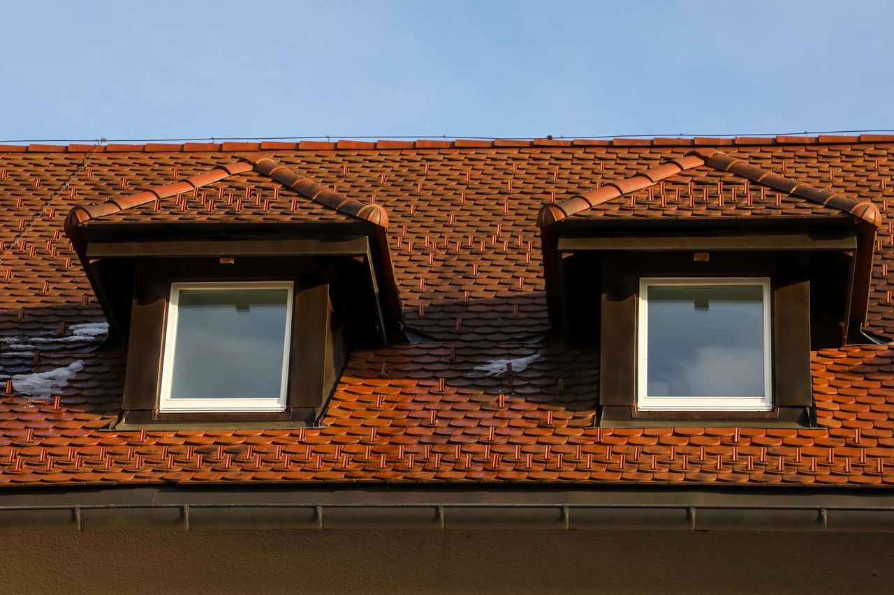 Вальмовая крыша у слухового окна