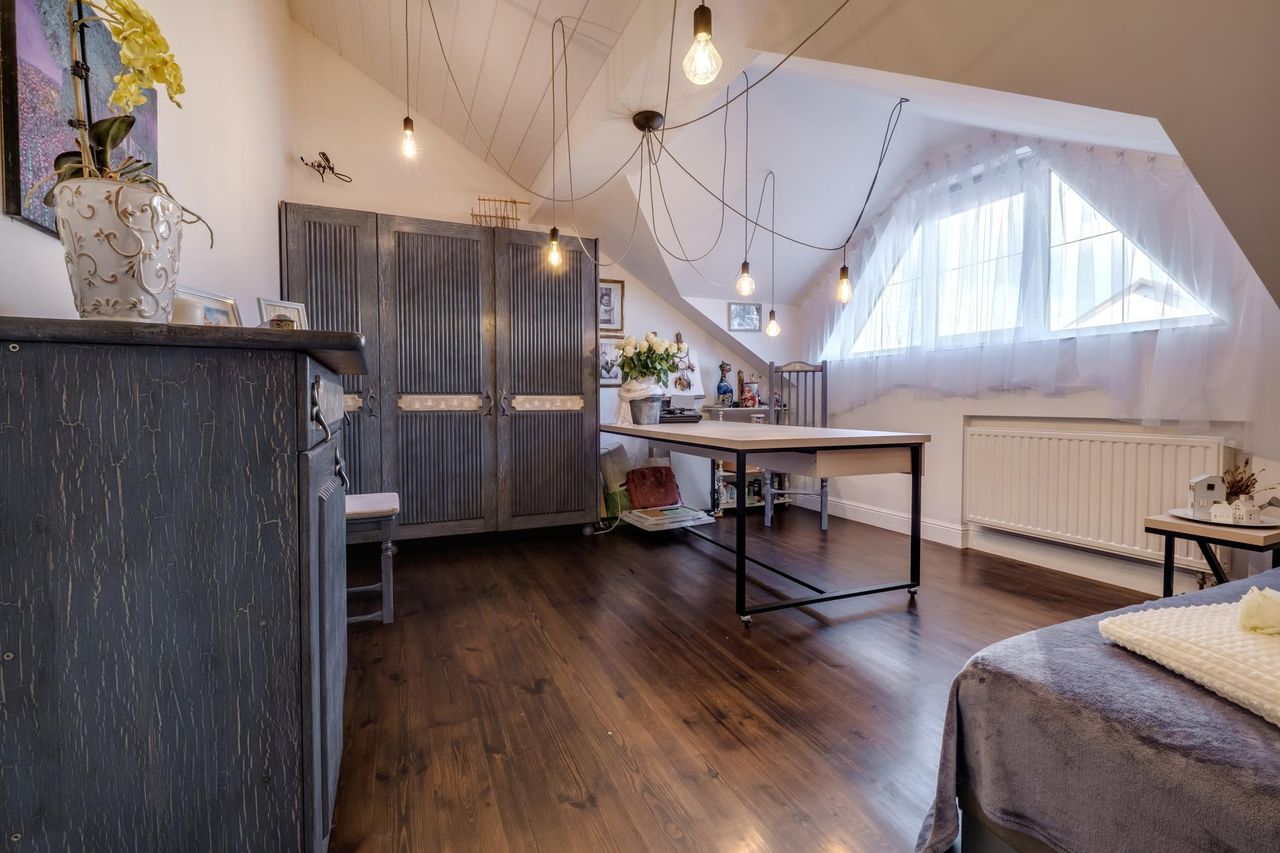 Светлая комната со слуховым окном