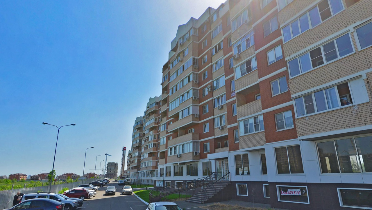 Застройка ЭНКА, двор новостройки, монолит-кирпич