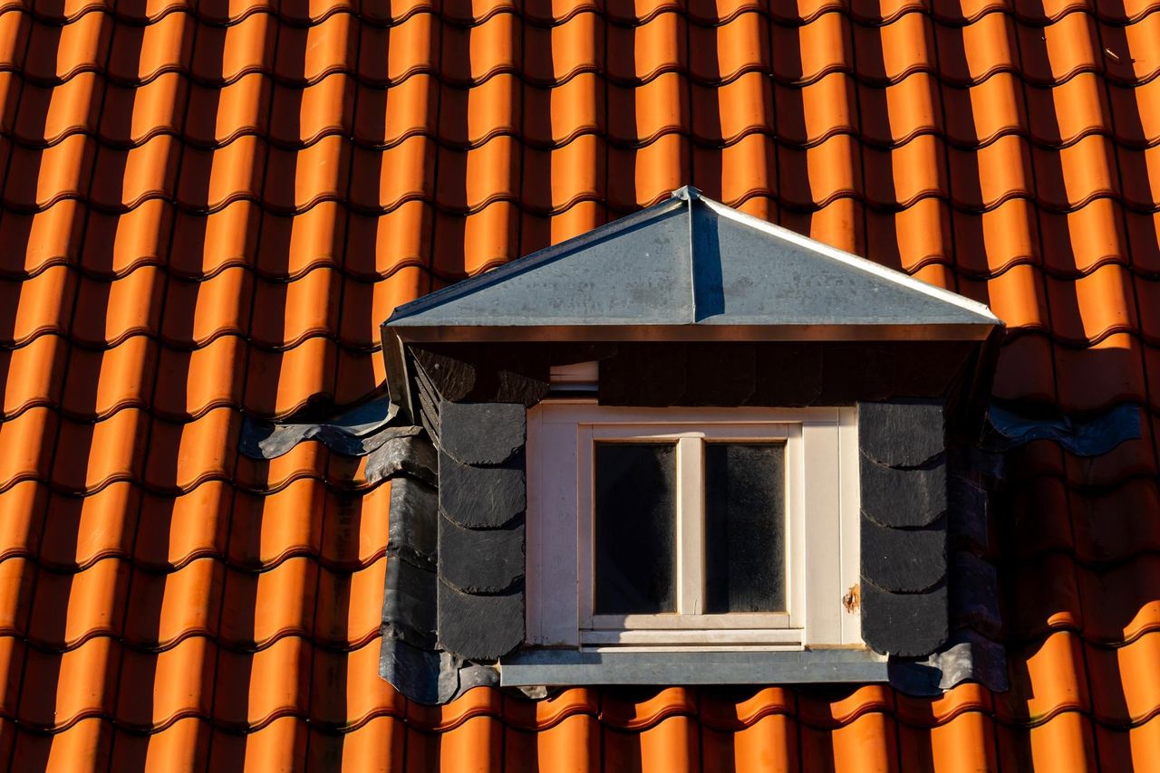 Слуховое окно прямоугольное, треугольная кровля