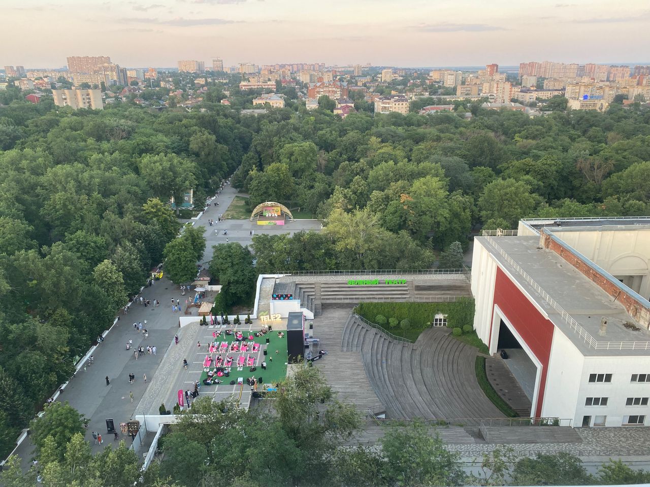 Парк им. Октябрьской Революции летом. Рядом с Театральной площадью