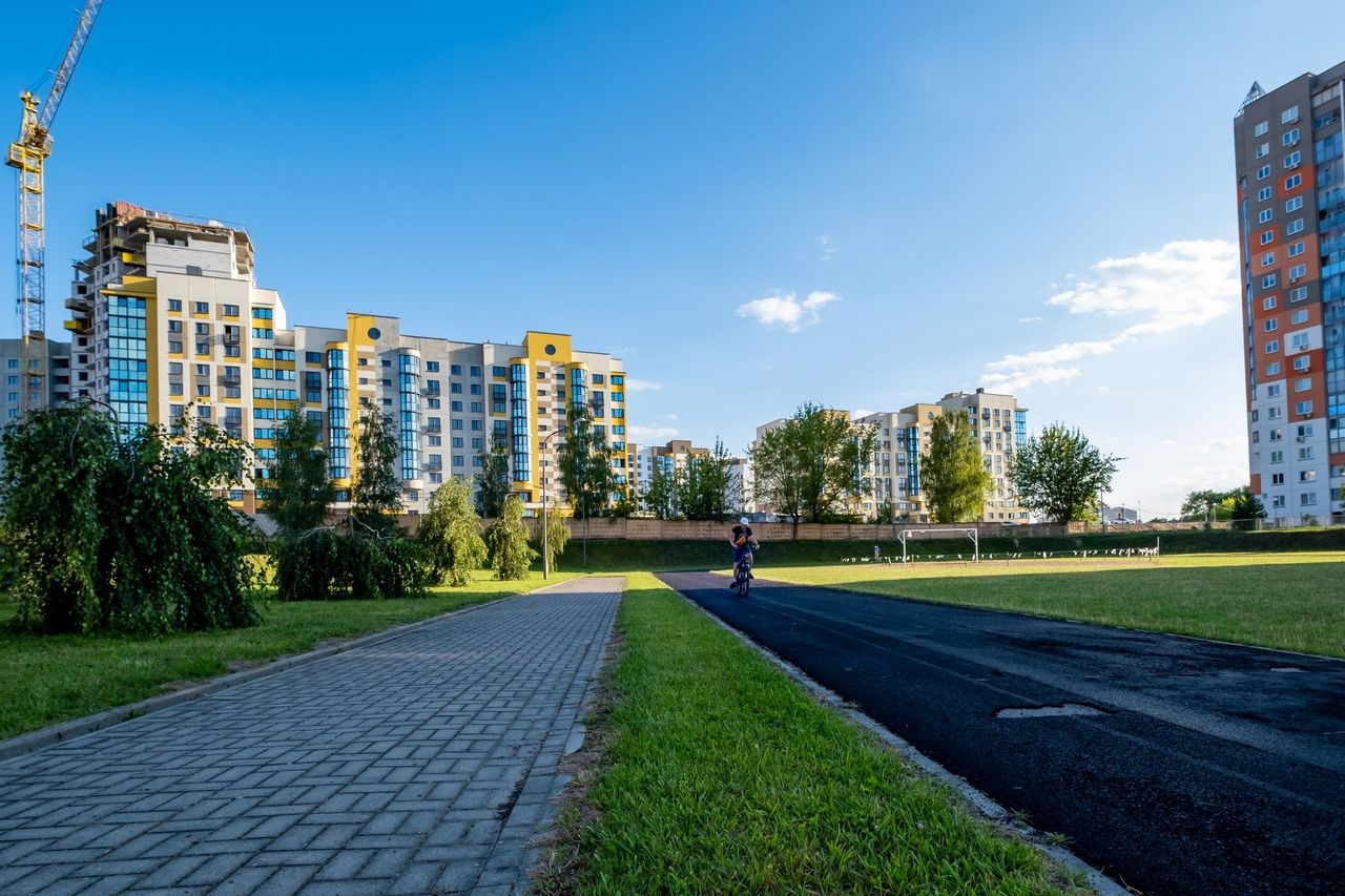 Двор новостройки, дорога, газон