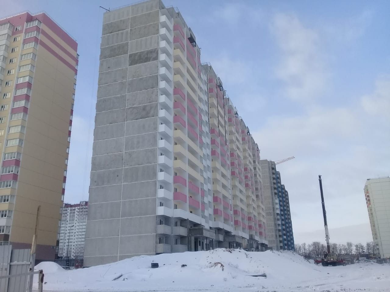 Современное строительство панельного многоквартирного дома, вид сбоку