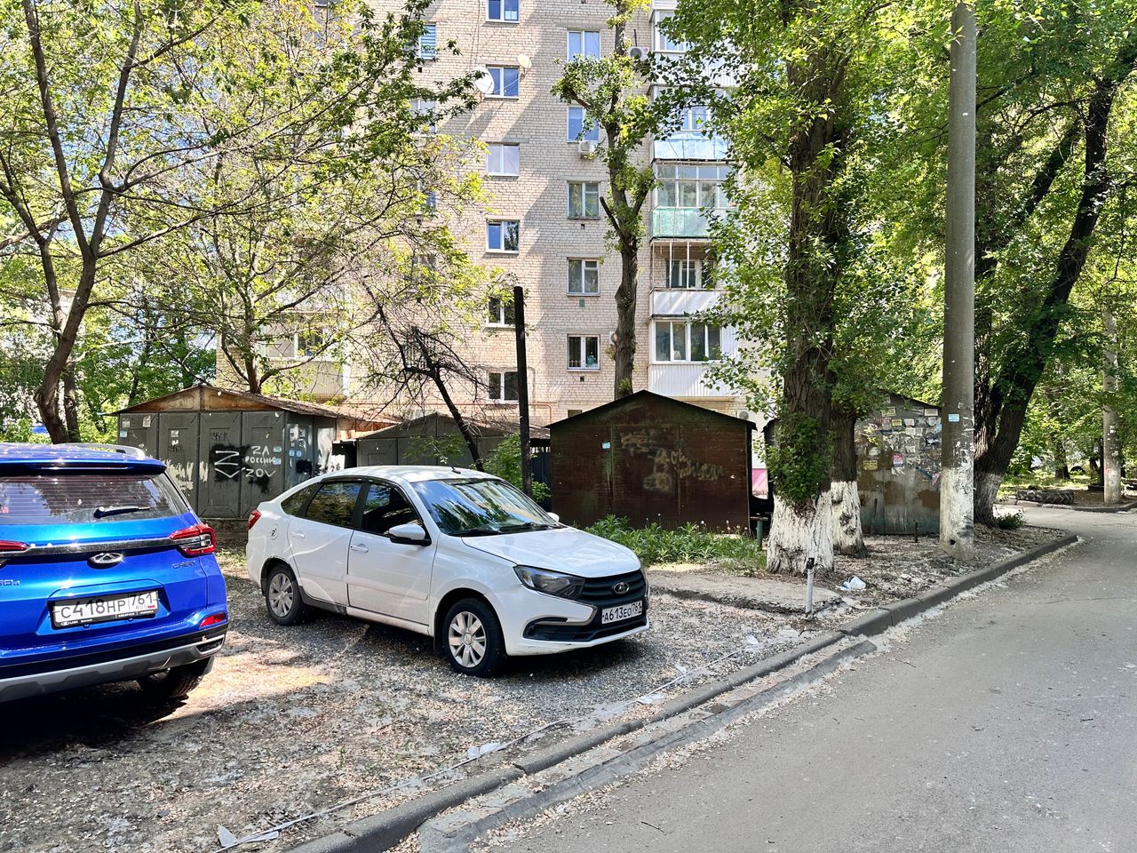 Парковка автомобиля прямо во дворе многоквартиного дома