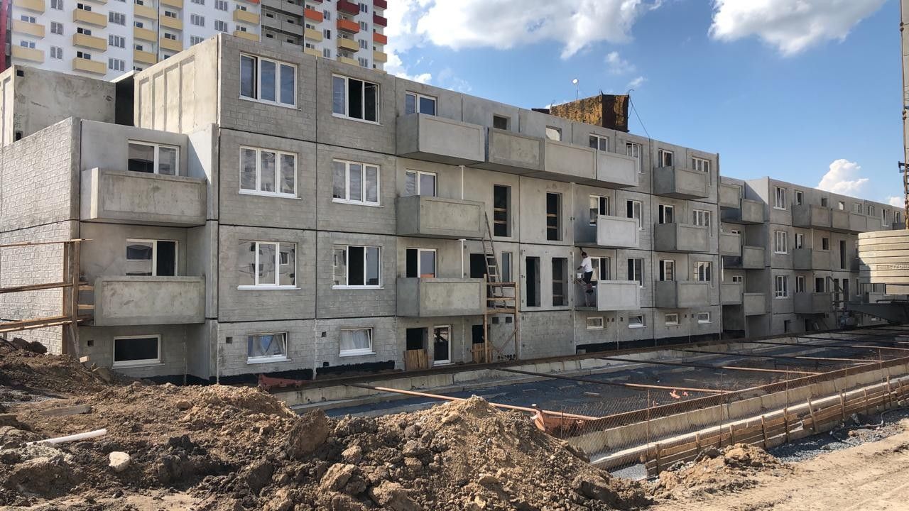 Современное строительство панельного многоквартирного дома, первые этажи