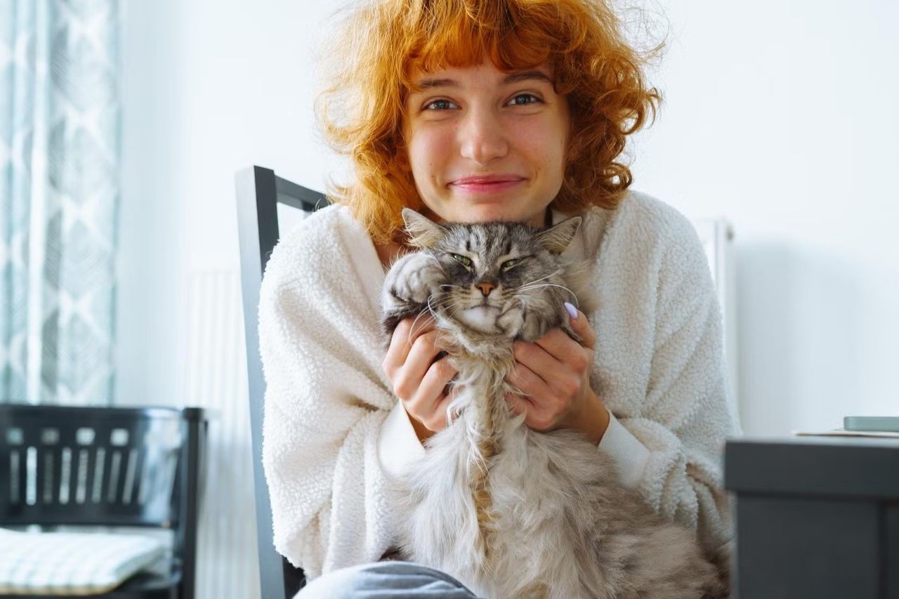 Девушка обнимает кота, девушка с котом в квартире