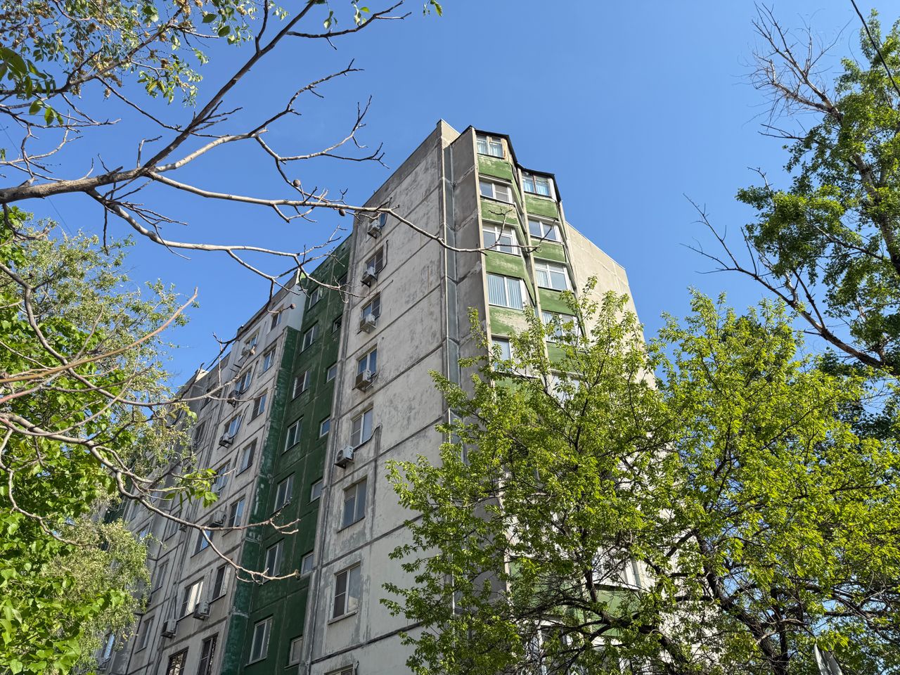 Трещины, облупленная краска, панельное жилье