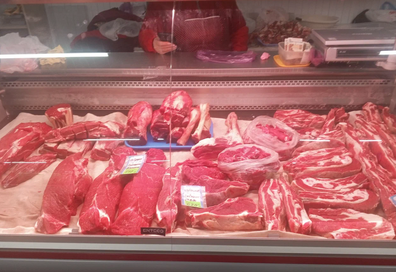 Ярмарка на Атарбекова, мясо на прилавке