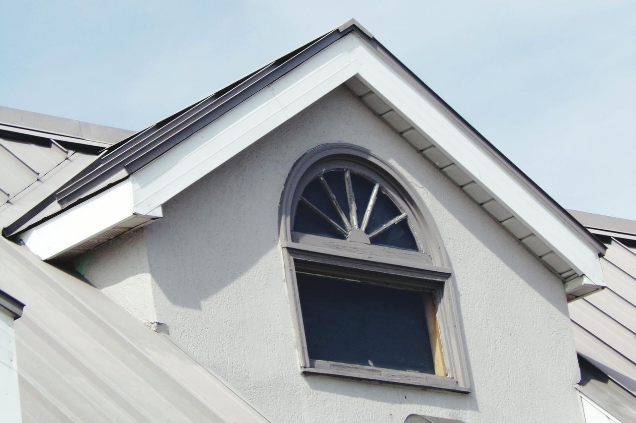 Арочное окно и треугольная кровля, слуховое окно