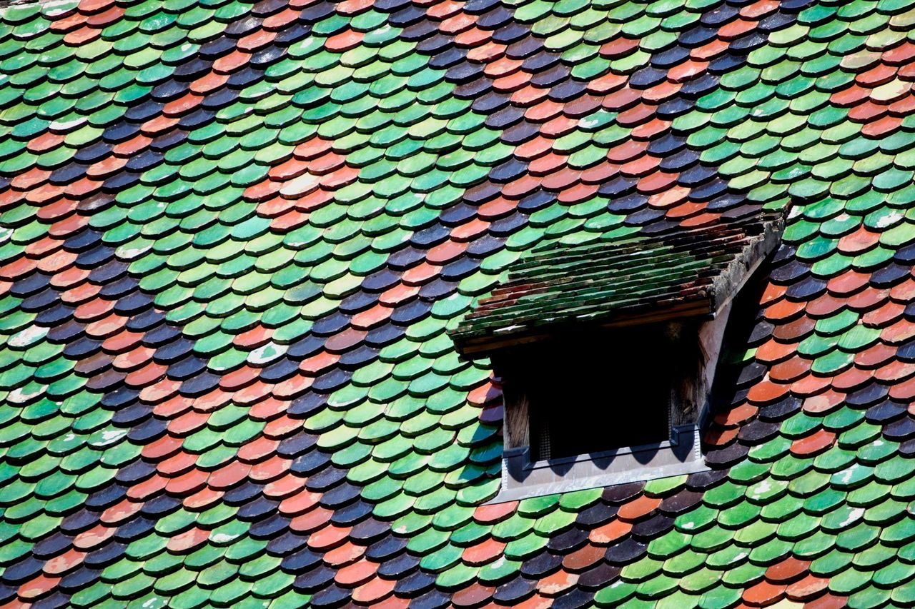 Слуховое окно в архитектуре, дормер зеленого цвета крыша