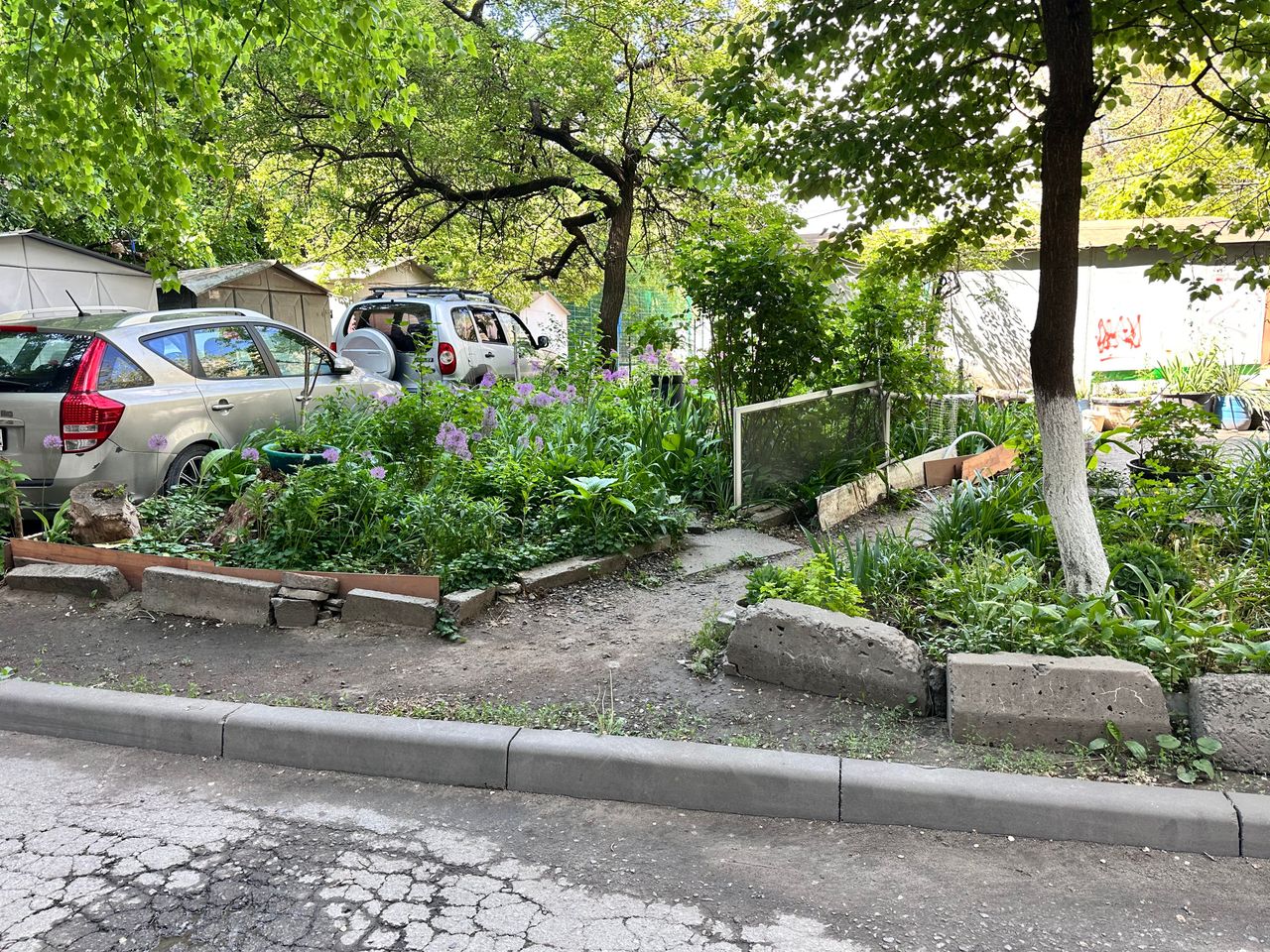 Благоустройство в старом советском дворе с хрущевками, ростов-на-дону