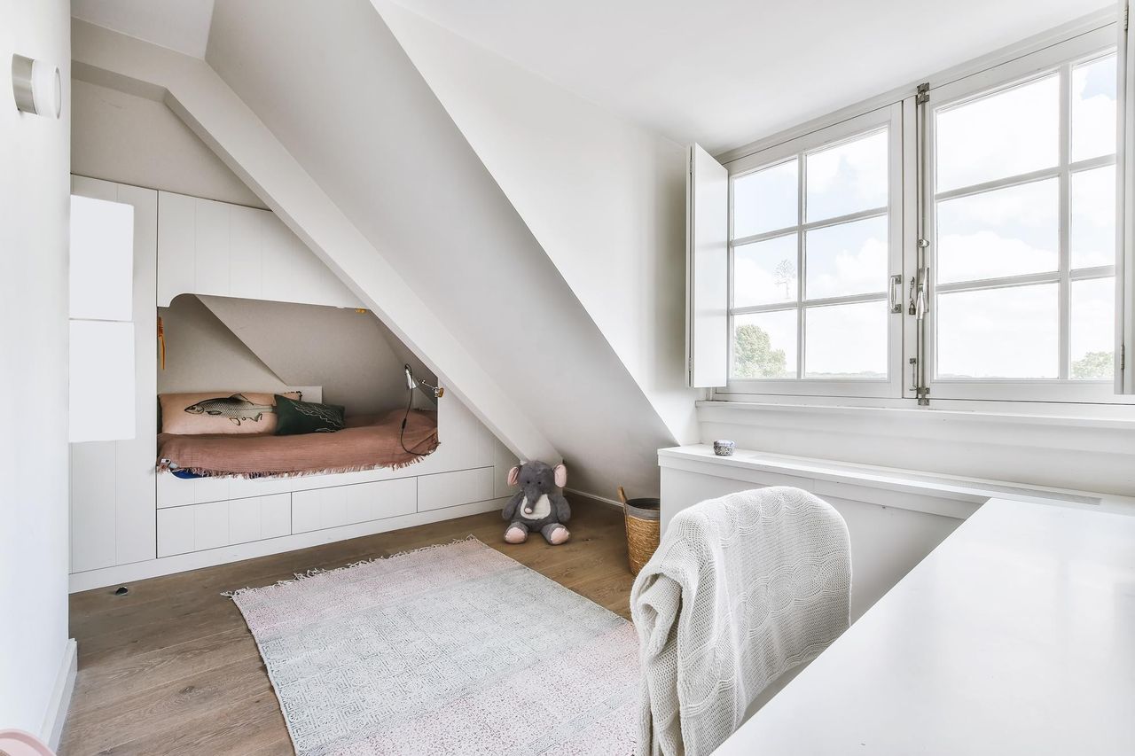 Светлая комната со слуховым окном