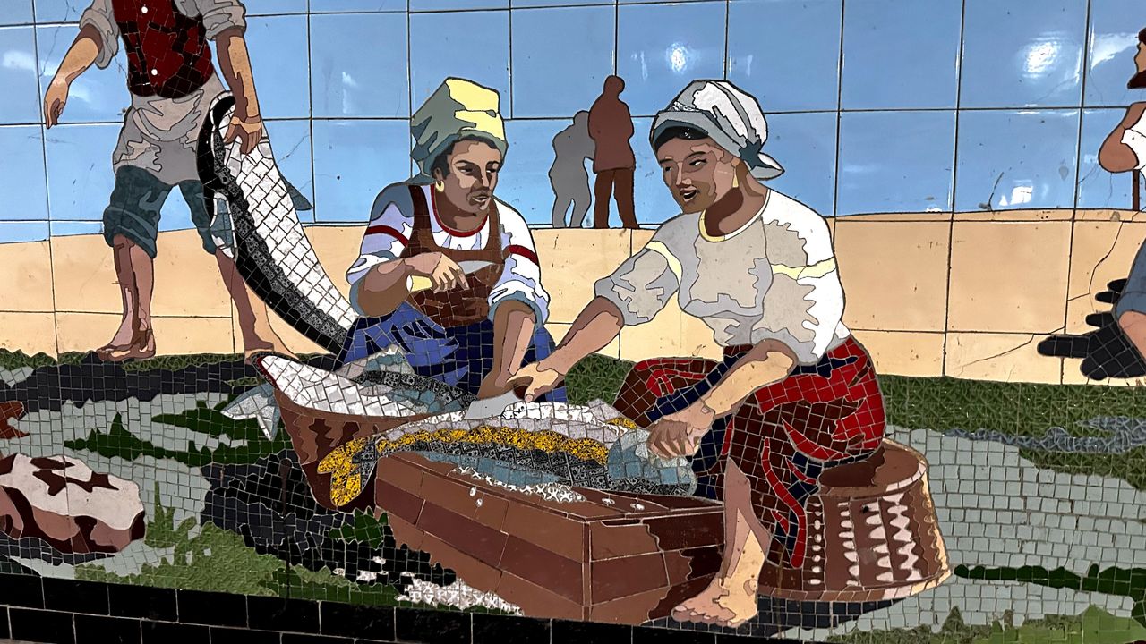 Мозайка с казаками России в переходе на Буденновском / Садовой в Ростове-на-Дону, две девушки разделывают рыбу