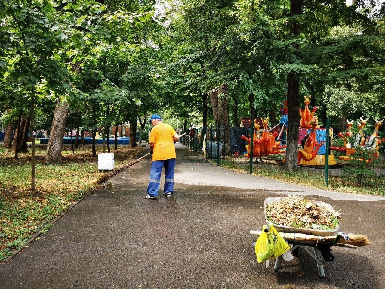 Уборка в парке Островского в Ростове