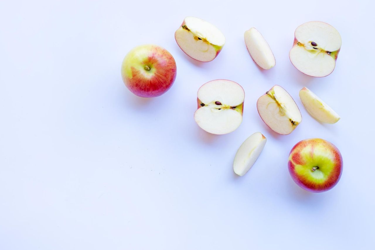 Разные дольки яблока, красные, разрезанное яблоко