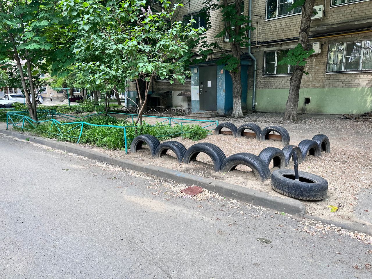Покрышки зарытые в землю во вдоре, красиво, шины, во дворе