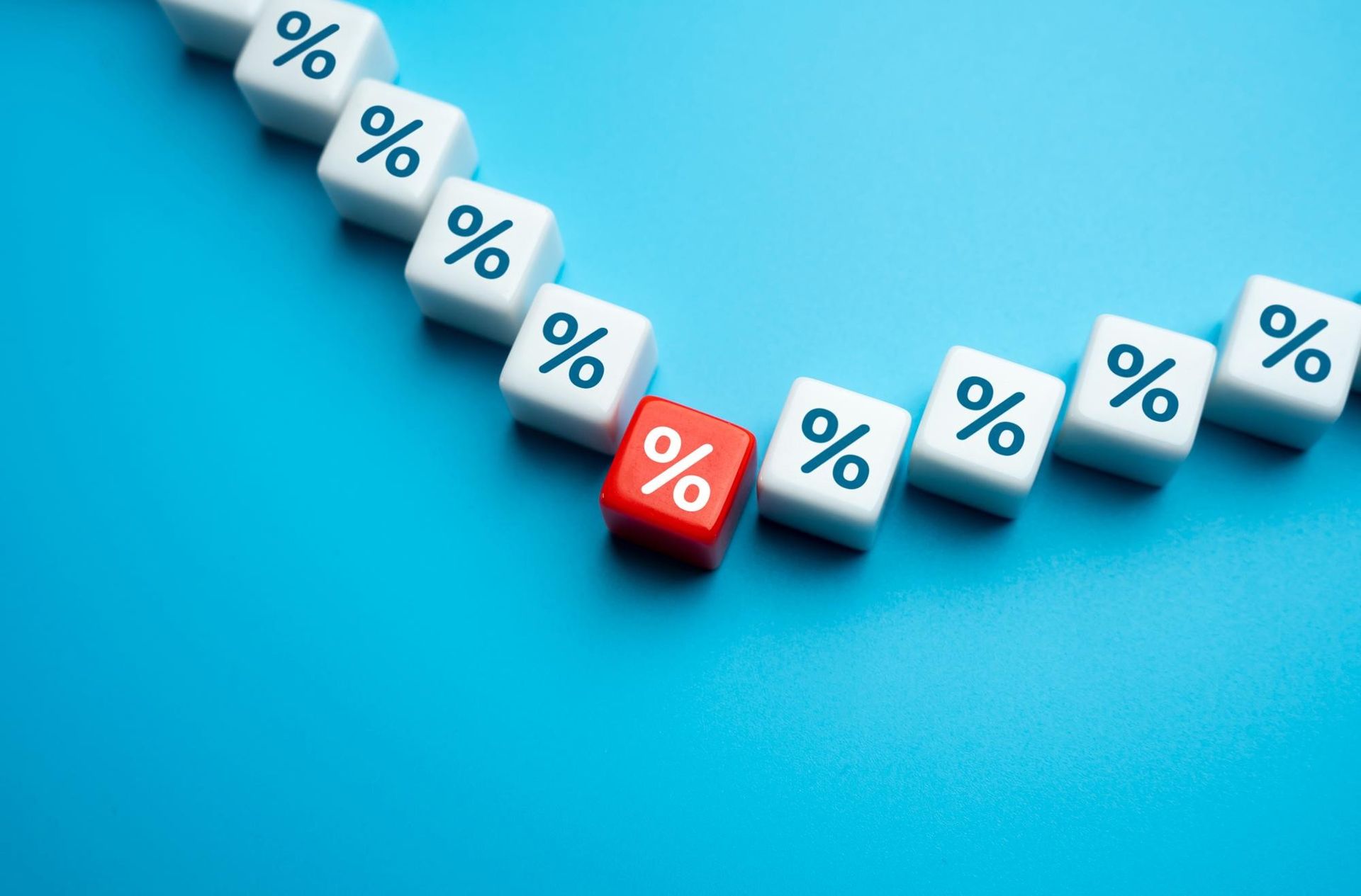 Кубики процентов лежат на синем фоне