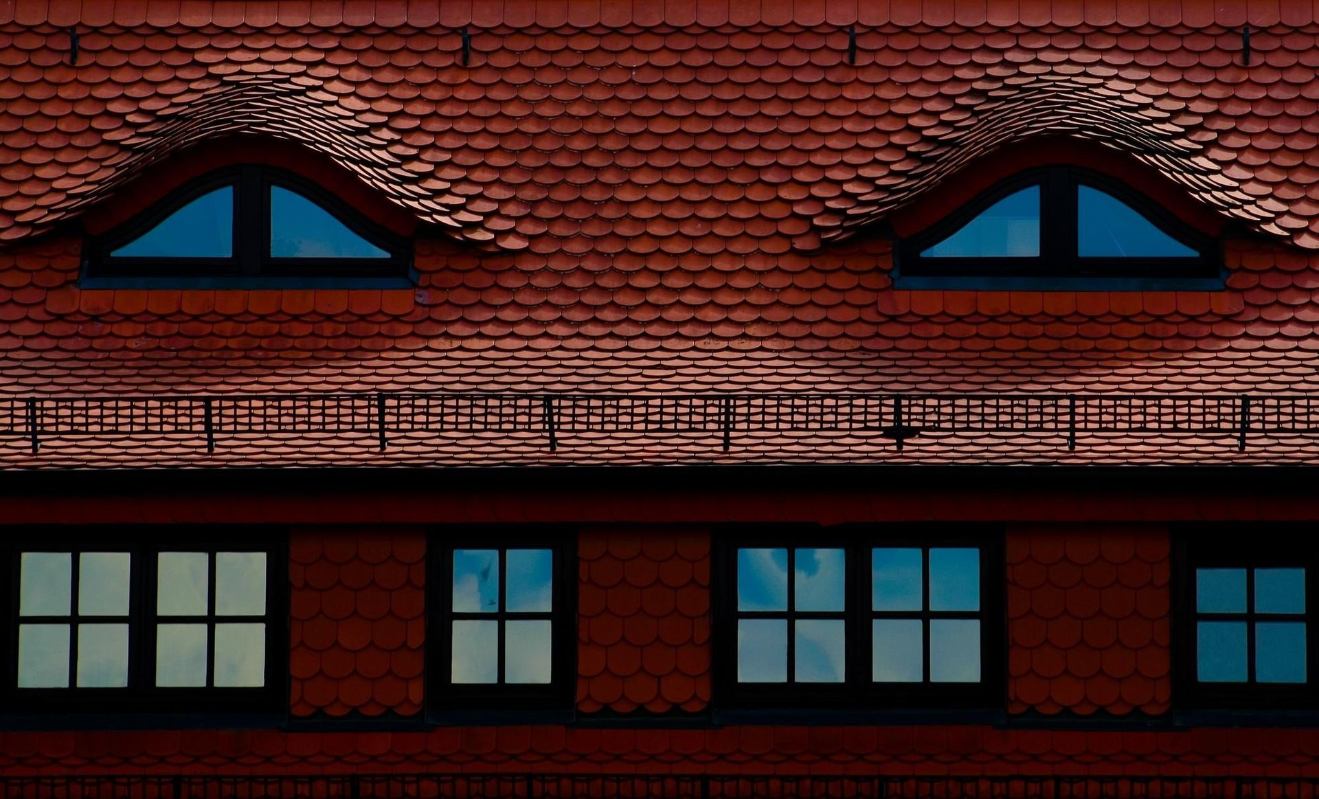 Окна как глаза, дормер, слуховые окна, черепица