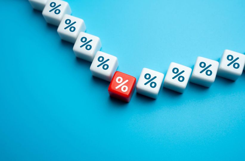 Кубики процентов лежат на синем фоне