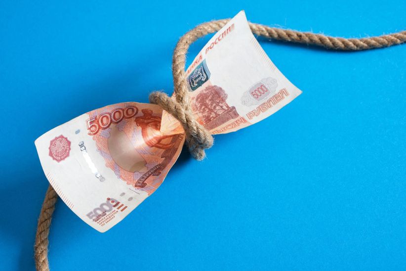 Пять тысяч рублей заморожены, веревка, связаны